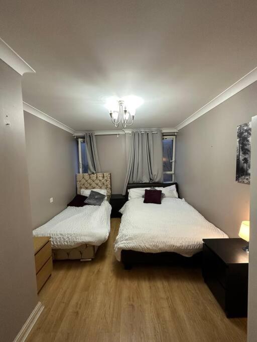 A 2 Standard Bedrooms Flat London Exterior photo